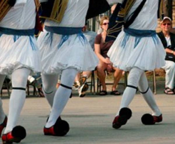 Μαθήματα παραδοσιακών χορών στο Αμπελόφυτο