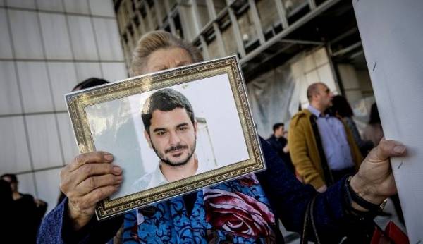 Δολοφονία Παπαγεωργίου: Ένταση κατά τις απολογίες - &quot;Ο Μάριος ζει&quot; επιμένει ο 73χρονος φερόμενος ως εγκέφαλος