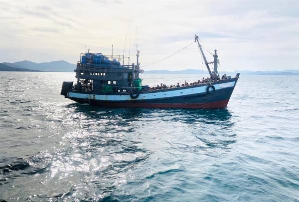 Πλοίο με μετανάστες: Στην Κω αποβιβάστηκαν 382 άτομα (βίντεο)
