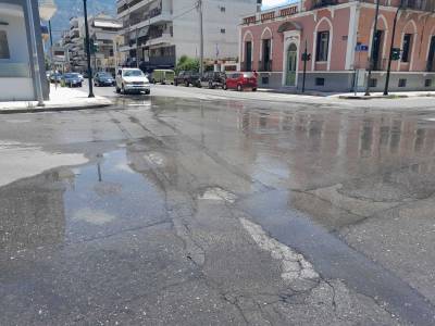 Καλαμάτα: Εσπασε ο αγωγός ύδρευσης στη συμβολή των οδών Φαρών και Κρήτης