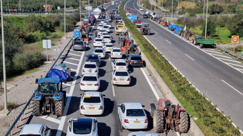 Καλαμάτα: Απεργούν και την Τετάρτη οι ιδιοκτήτες ταξί, που πήγαν μέχρι το αγροτικό μπλόκο της Θουρίας (βίντεο)