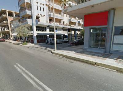 Ουκρανός χρηματοδοτεί μέρος της ανάπλασης μπροστά από το κατάστημά του