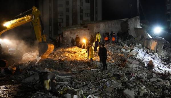 Σεισμός στην Τουρκία και τη Συρία: Νύχτα αγωνίας με κραυγές θαμμένων στα ερείπια - Πάνω από 4.300 οι νεκροί (Βίντεο)