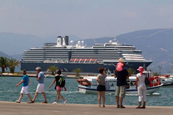 Ανοδικά θα κλείσουν τα έσοδα για τον ελληνικό τουρισμό τη φετινή περίοδο