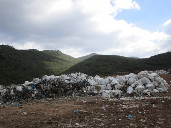 Δήμος Καλαμάτας: Μεταφέρουν σκουπιδοδέματα από τη Μαραθόλακκα (βίντεο)