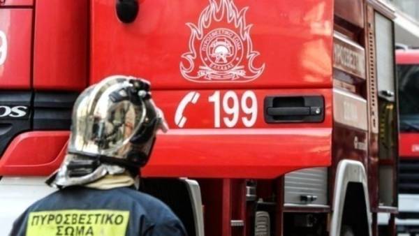 Νεκρή μία γυναίκα κι ένας άνδρας χωρίς τις αισθήσεις του από πυρκαγιά σε διαμέρισμα στο κέντρο της Αθήνας