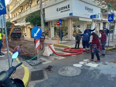 Έργο ύδρευσης στο κέντρο της Καλαμάτας: Το βουλωμένο φρεάτιο προκάλεσε πλημμύρα
