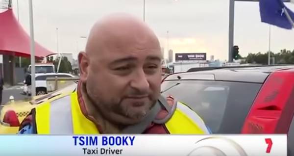 Έλληνας ταξιτζής στην Αυστραλία τρολάρει ρεπόρτερ ότι λέγεται &quot;Tsim Booky&quot; (βίντεο)