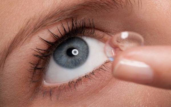 Απίστευτο: Χειρουργοί αφαίρεσαν 27 φακούς επαφής από το μάτι μιας γυναίκας