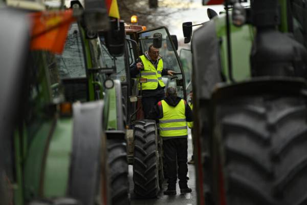 Σε κλοιό αγροτών η Ευρώπη: Οργή για γραφειοκρατεία και Κοινή Αγροτική Πολιτική (βίντεο)
