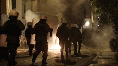 Επίθεση με μολότοφ εναντίον αστυνομικών στα Εξάρχεια