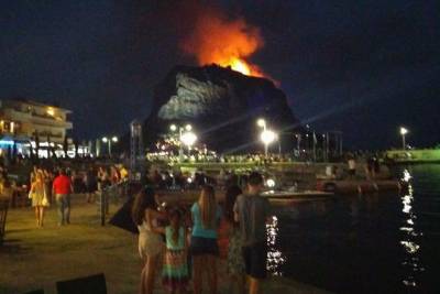 Φωτιά έχει ξεσπάσει στο κάστρο της Μονεμβασιάς (φωτογραφίες &amp; βίντεο)