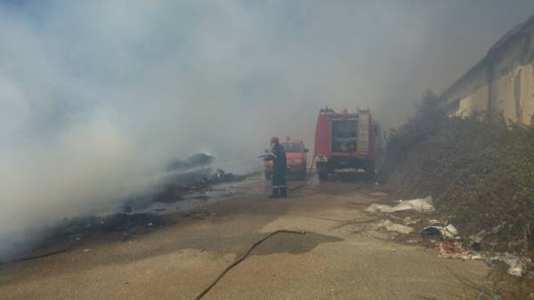 Καλαμάτα: Πυρκαγιά στο Ασπρόχωμα κοντά στο παλιό εργοστάσιο &quot;Λέκκα&quot; (βίντεο-φωτογραφίες)