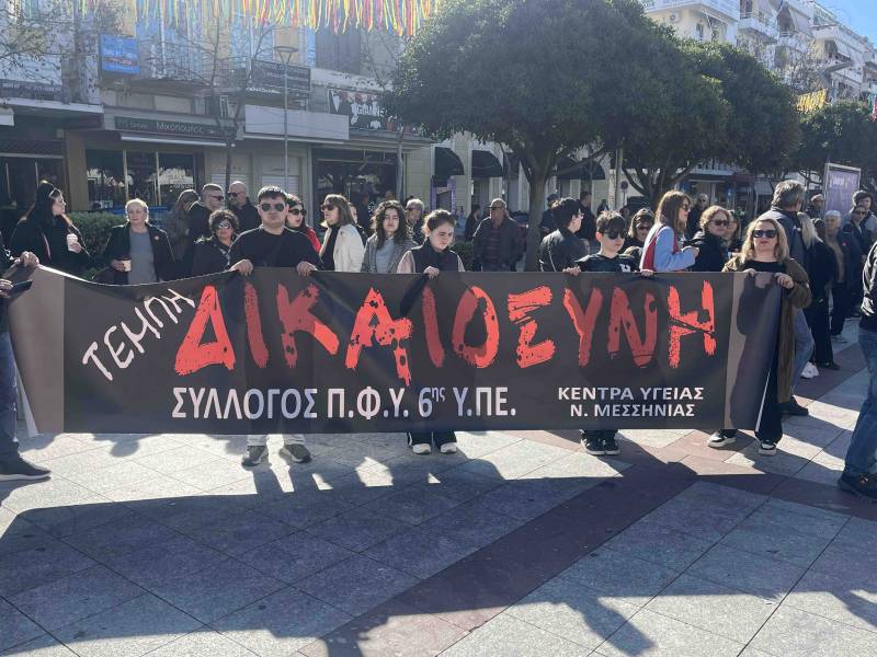 Καλαμάτα - Συλλαλητήριo για τα Τέμπη: Πυκνώνει ο κόσμος στην κεντρική πλατεία (φωτογραφίες)