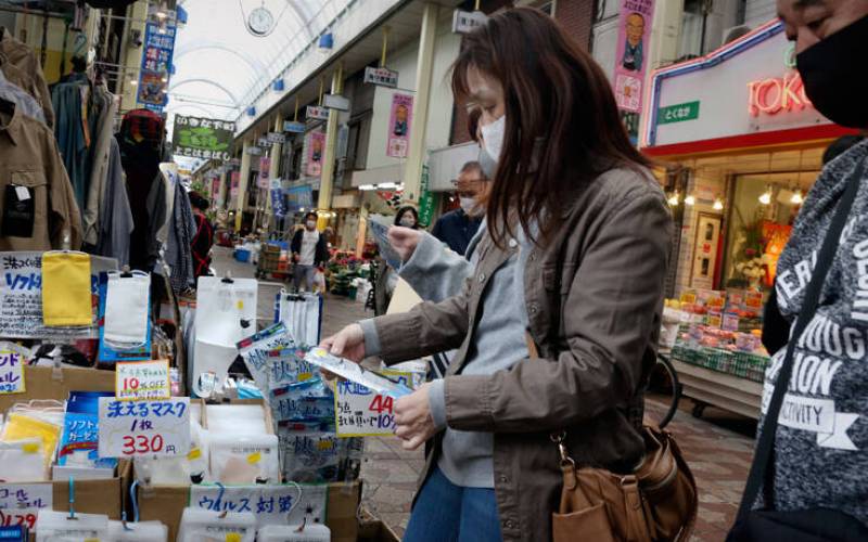 Κορονοϊός: Με μούχλα, λεκέδες και έντομα 300.000 μάσκες που δόθηκαν σε εγκύους στην Ιαπωνία