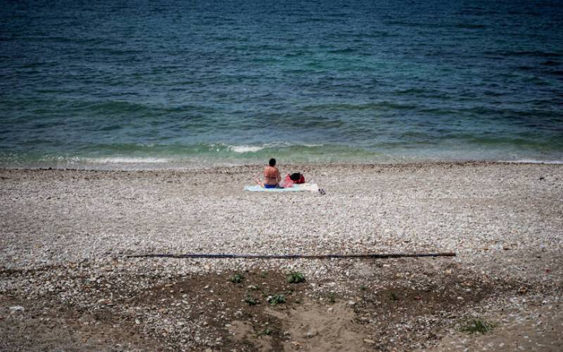 Μπάνιο στη θάλασσα αυτό το καλοκαίρι: Αποστάσεις ανάμεσα σε ξαπλώστρες και ομπρέλες - Τι ισχύει για την άμμο