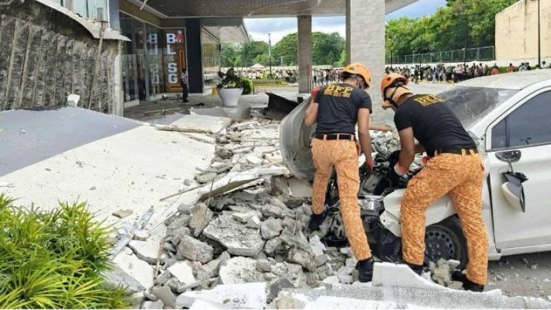 Φιλιππίνες: Κάτοικοι καθαρίζουν τα συντρίμμια των δυο ισχυρών σεισμών