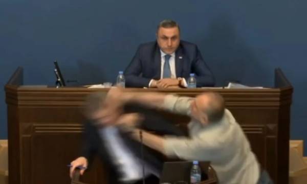 Σε ρινγκ μετατράπηκε το κοινοβούλιο της Γεωργίας: Βουλευτής ορμάει σε άλλον στο βήμα και αρχίζει να τον χτυπά (Βίντεο)
