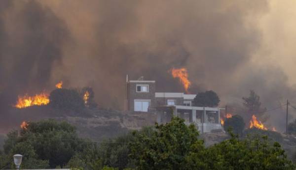 Συνεχίζεται η μάχη με τις φλόγες σε Ρόδο και Κέρκυρα (βίντεο)