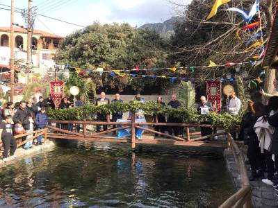 Θεοφάνια στις πηγές της Χριστιανούπολης - Δύο μαθητές βούτηξαν για τον Σταυρό (φωτογραφίες)