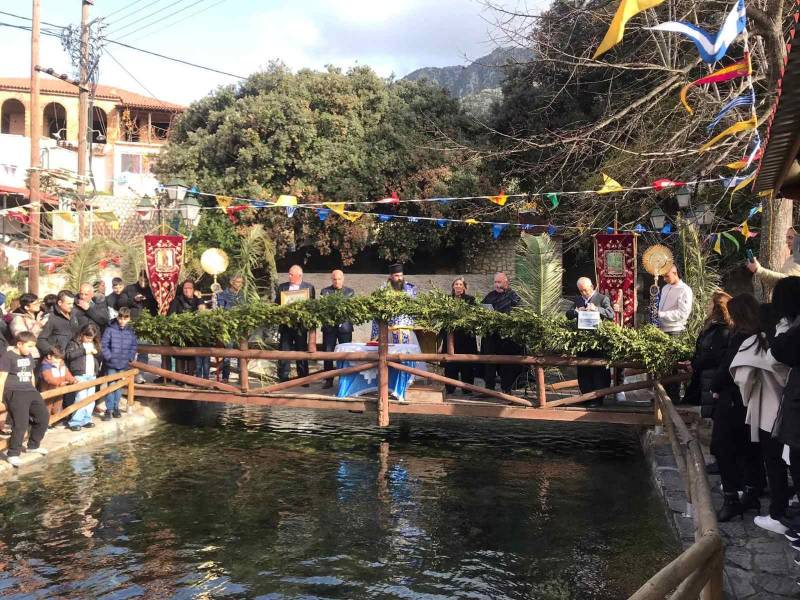 Θεοφάνια στις πηγές της Χριστιανούπολης - Δύο μαθητές βούτηξαν για τον Σταυρό (φωτογραφίες)