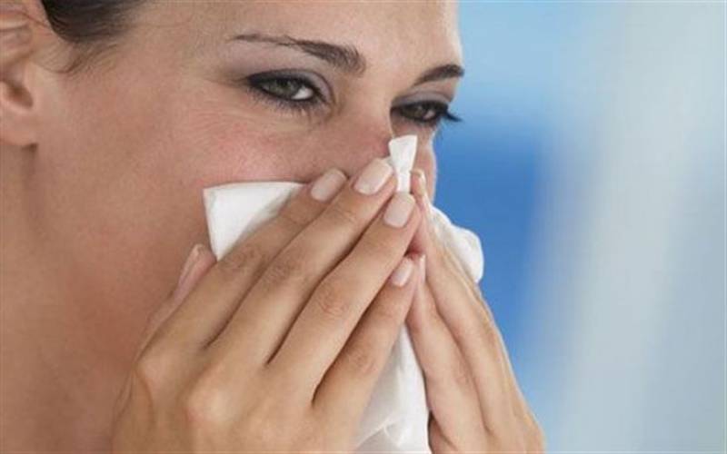 Έρευνα: Γιατί είναι απίθανο να κολλήσει κανείς γρίπη και να κρυολογήσει ταυτόχρονα