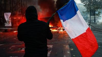 Πεδίο μάχης η Γαλλία: 800.000 άνθρωποι βγήκαν στους δρόμους – Σοβαρά επεισόδια, λεηλασίες και 1.200 συλλήψεις