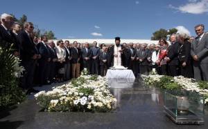 Ολη η Νέα Δημοκρατία παρούσα στο μνημόσυνο του Κωνσταντίνου Καραμανλή