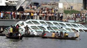 Μπαγκλαντές: Τουλάχιστον 38 νεκροί από το ναυάγιο με φέρυ