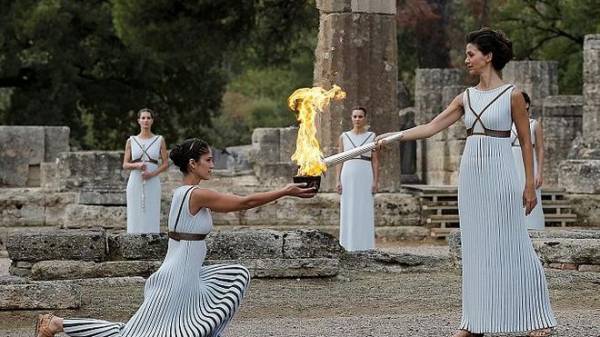 Συγκίνηση κατά την τελετή της αφής της Ολυμπιακής Φλόγας