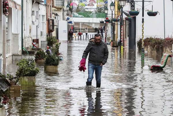 Σφοδρές βροχοπτώσεις προκαλούν εκτεταμένες πλημμύρες στη Λισαβόνα