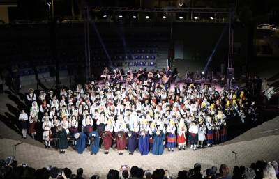 “Καλώς ανταμωθήκαμε”: Χορός, παράδοση και συγκίνηση στο Ανοιχτό Θέατρο Καλαμάτας