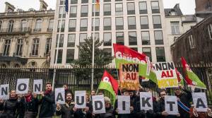 Διαδήλωση υπέρ της Ελλάδας στη Γερμανική Πρεσβεία στο Παρίσι