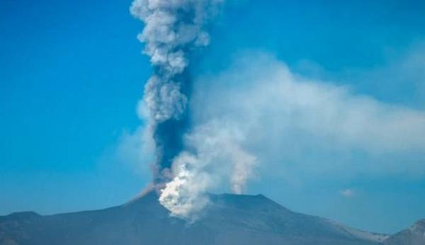 Έκρηξη Αίτνας: Κινητοποίηση για την ηφαιστειακή τέφρα