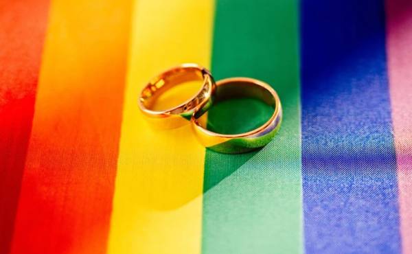Στο δημαρχείο νέας Σμύρνης ο πρώτος γάμος ομόφυλου ζευγαριού μετά την έγκριση του νόμου