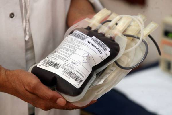 Παγκόσμια Ημέρα Εθελοντή Αιμοδότη: Η Κ. Σακελλαροπούλου σε εθελοντική αιμοδοσία στον κήπο του Προεδρικού