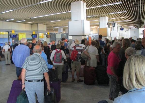 Τούρκοι με πλαστές ταυτότητες στο αεροδρόμιο Καλαμάτας