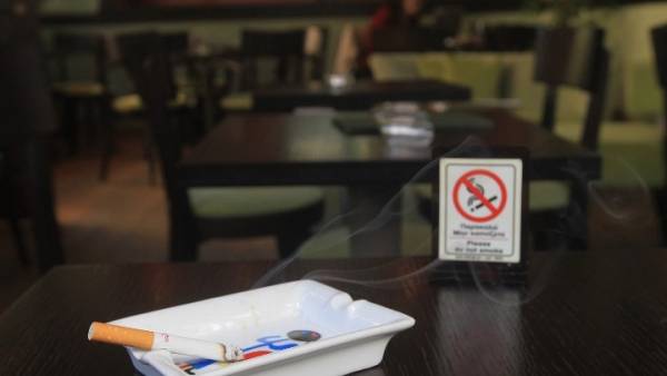Το κάπνισμα αυξάνει τον κίνδυνο εγκεφαλικού πριν από τα 50