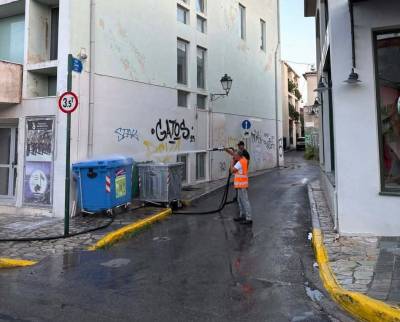 Καθαρισμός και απολύμανση κάδων απορριμμάτων στην Καλαμάτα