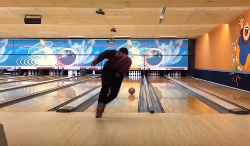 Ξεκαρδιστικές στιγμές στο bowling (Βίντεο)