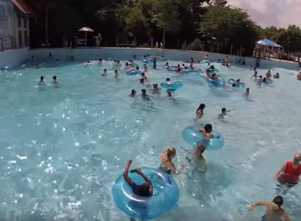 ΗΠΑ: Παιδί πνίγεται σε πισίνα γεμάτη κόσμο - Κανείς δεν το κατάλαβε εκτός από τη ναυαγοσώστρια (Βίντεο)