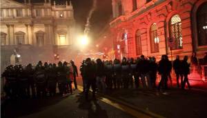 Διαδηλώσεις και τραυματίες έξω από τη Σκάλα του Μιλάνου