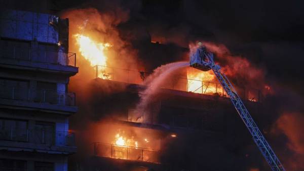 Ισπανία: Μεγάλη πυρκαγιά σε 14ώροφο συγκρότημα κατοικιών στη Βαλένθια