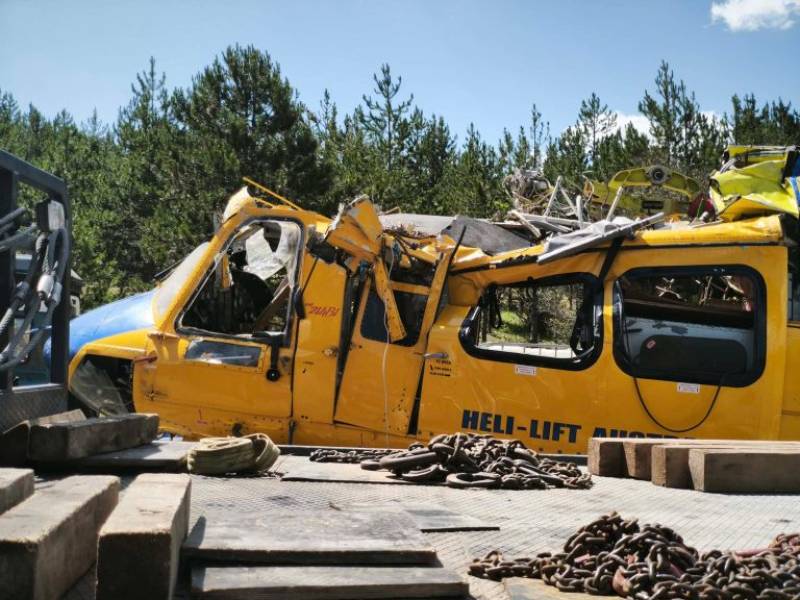 Ολοκληρώθηκε η επιχείρηση ανέλκυσης του πυροσβεστικού ελικοπτέρου από τη λίμνη Αώου