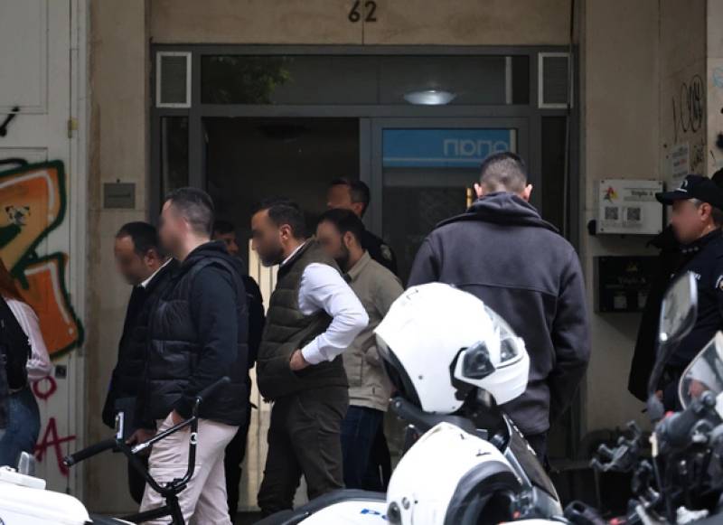 Θρίλερ στο κέντρο της Αθήνας: Νεκρή γυναίκα που έπεσε από τον 3ο όροφο (Bίντεο)