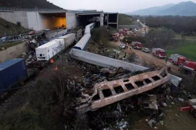 Τέμπη: Σφοδρή αντιπαράθεση κυβέρνησης – αντιπολίτευσης εν αναμονή της έκθεσης του ΕΜΠ