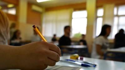 PISA 2025: Σχεδόν 1 στους 2 Έλληνες μαθητές δυσκολεύεται στην κατανόηση κειμένου και στο να κάνει απλές πράξεις