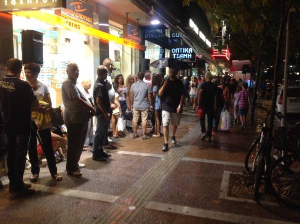 To... πάρτι της &quot;Λευκής Νύχτας&quot; συνεχίζεται μετά τη βροχή (φωτογραφίες)