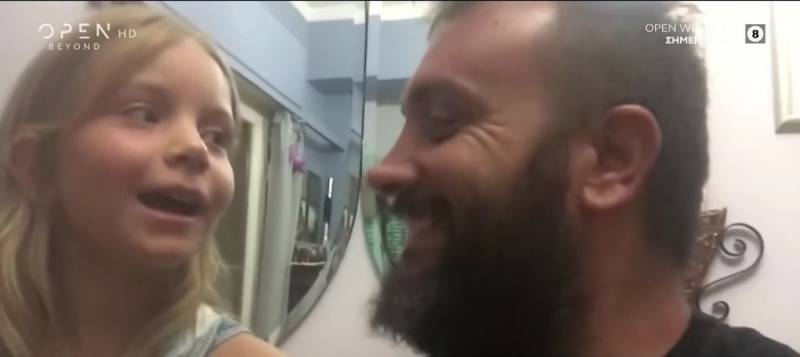 Ο Κρητικός που έγινε viral τραγουδώντας με την κόρη του (Βίντεο)