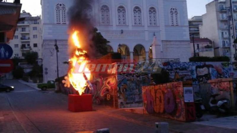 Πάτρα: Εμπρηστές έκαψαν καρναβαλικά «αγάλματα» στην πόλη (Βίντεο)